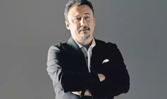 Sahne kıyafetlerine ateş püskürdü...